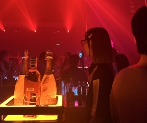 Hollywood and Worldhouse Bars and Nightclubs in Pattaya Review, Dating Thai Girl