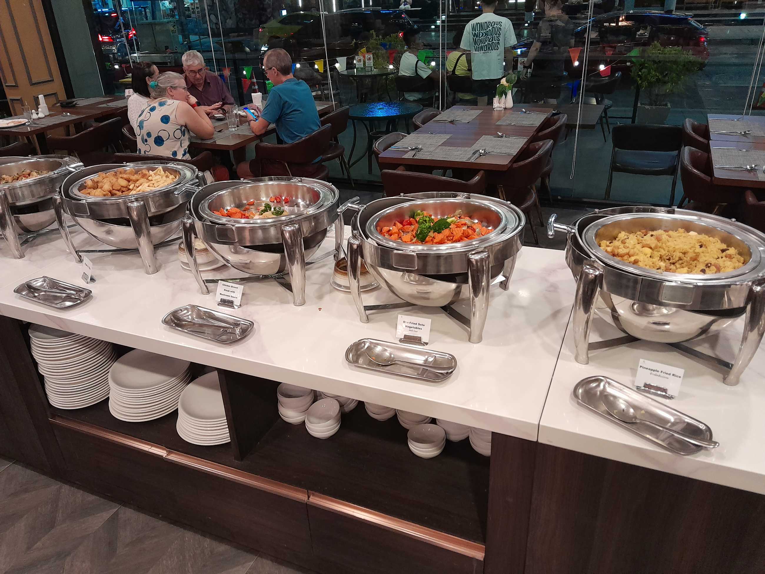 Bangkok-Picnic Hotel Restaurant, Victory Monument International buffet at an economical price, filling in just enough bites.