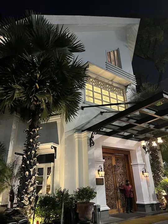 Jakarta-Enjoy Indonesian cuisine in an old Dutch colonial-style building