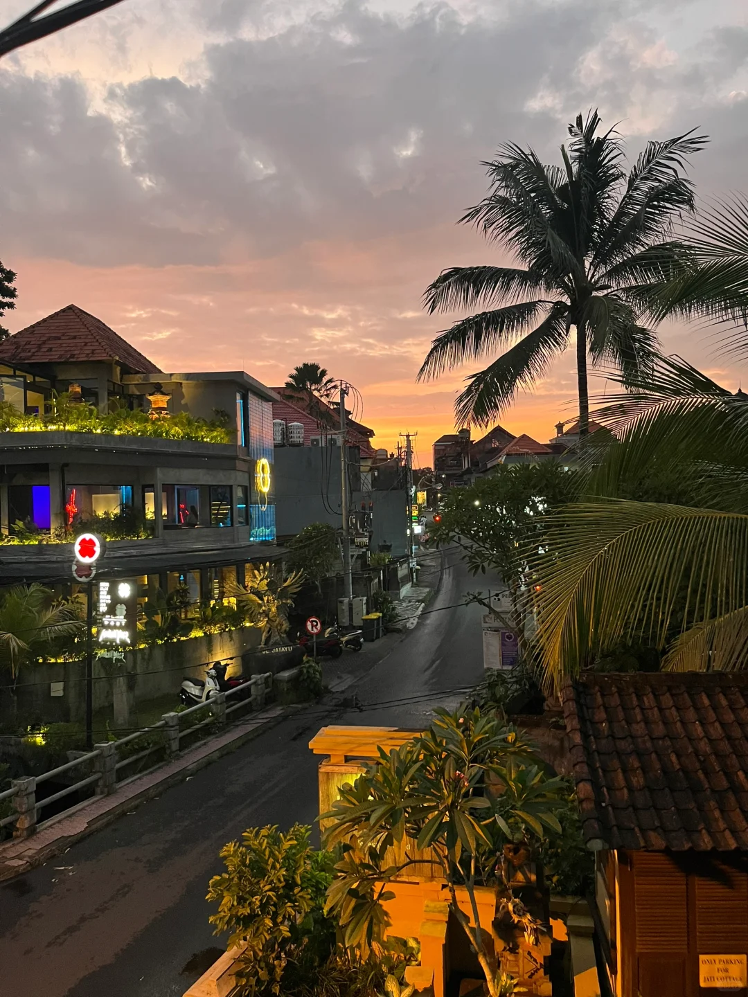 Bali-You must eat this pork chop when you go to Bali, and eat while watching the sunset