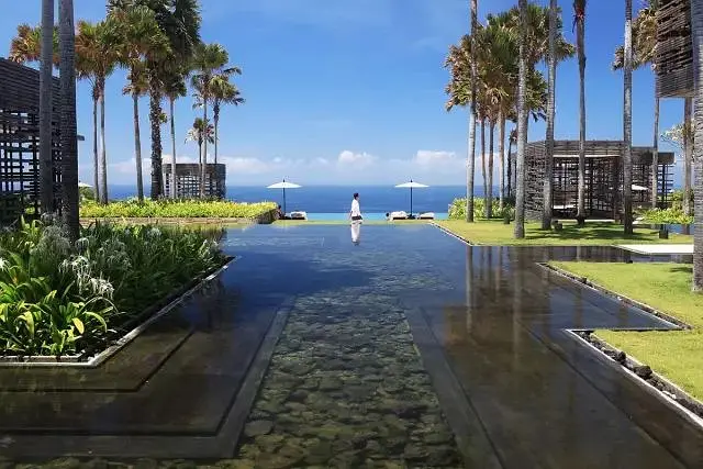 Bali-I flew to Alila Bali and slept there for 3 nights. It’s a hotel where celebrities gather to get married. It really deserves its reputation.