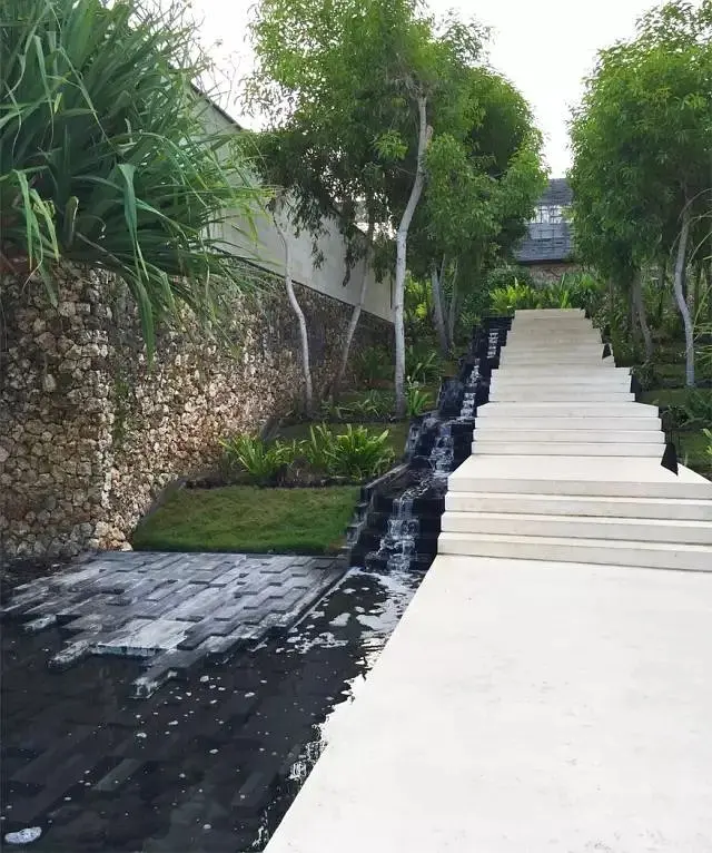 Bali-I flew to Alila Bali and slept there for 3 nights. It’s a hotel where celebrities gather to get married. It really deserves its reputation.