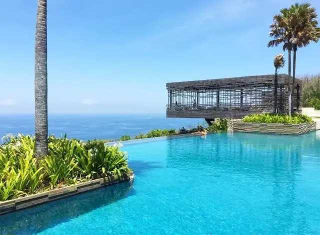 Bali-I flew to Alila Bali and slept there for 3 nights. It’s a hotel where celebrities gather to get married. It really deserves its reputation.