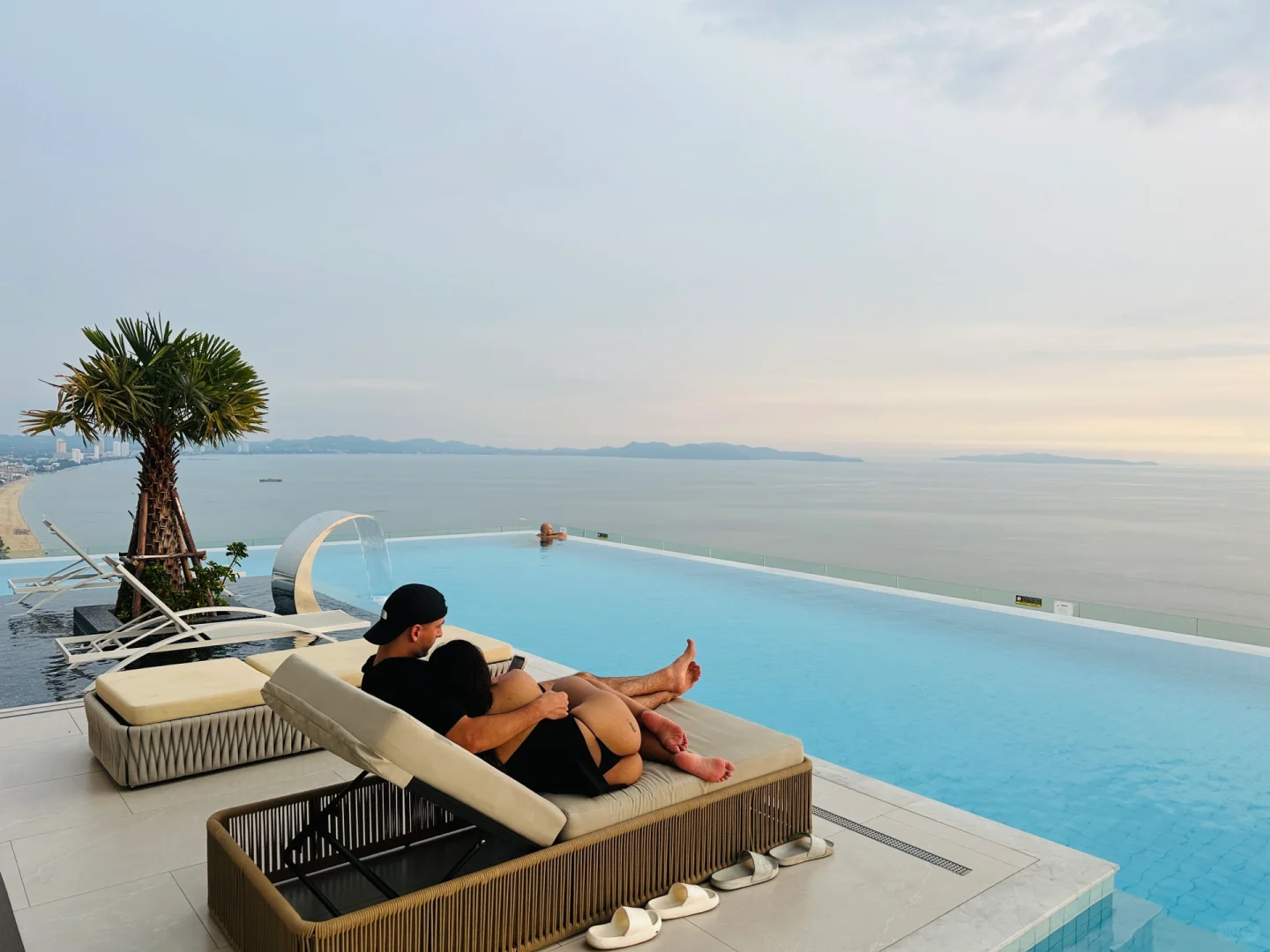 Pattaya-One of the most beautiful hotels I have ever stayed in in Pattaya. Open the window and you will see the big beach.