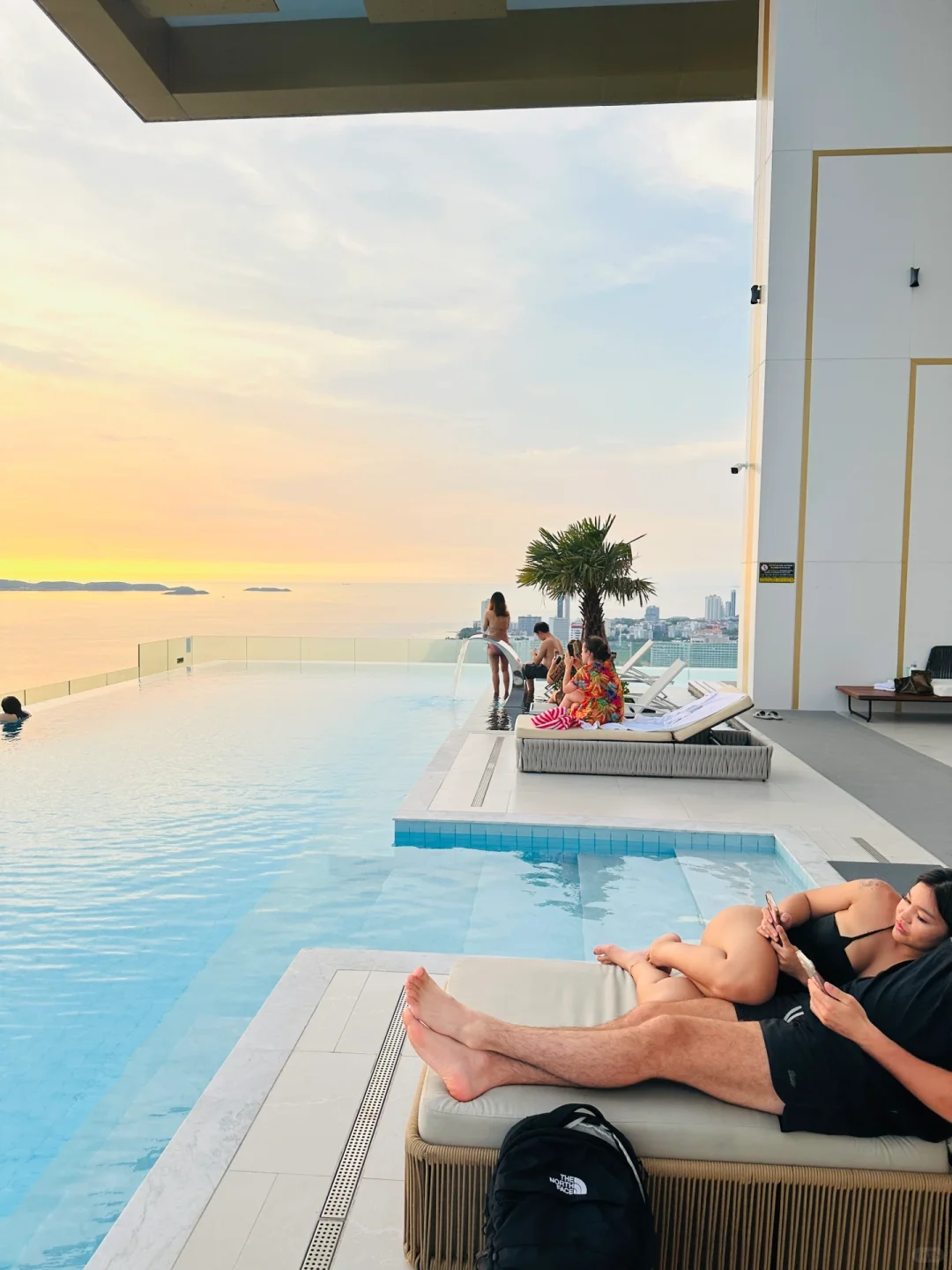 Pattaya-One of the most beautiful hotels I have ever stayed in in Pattaya. Open the window and you will see the big beach.