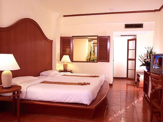Phuket-Chanalai Flower Resort Phuket is a few minutes walk to Kata Beach