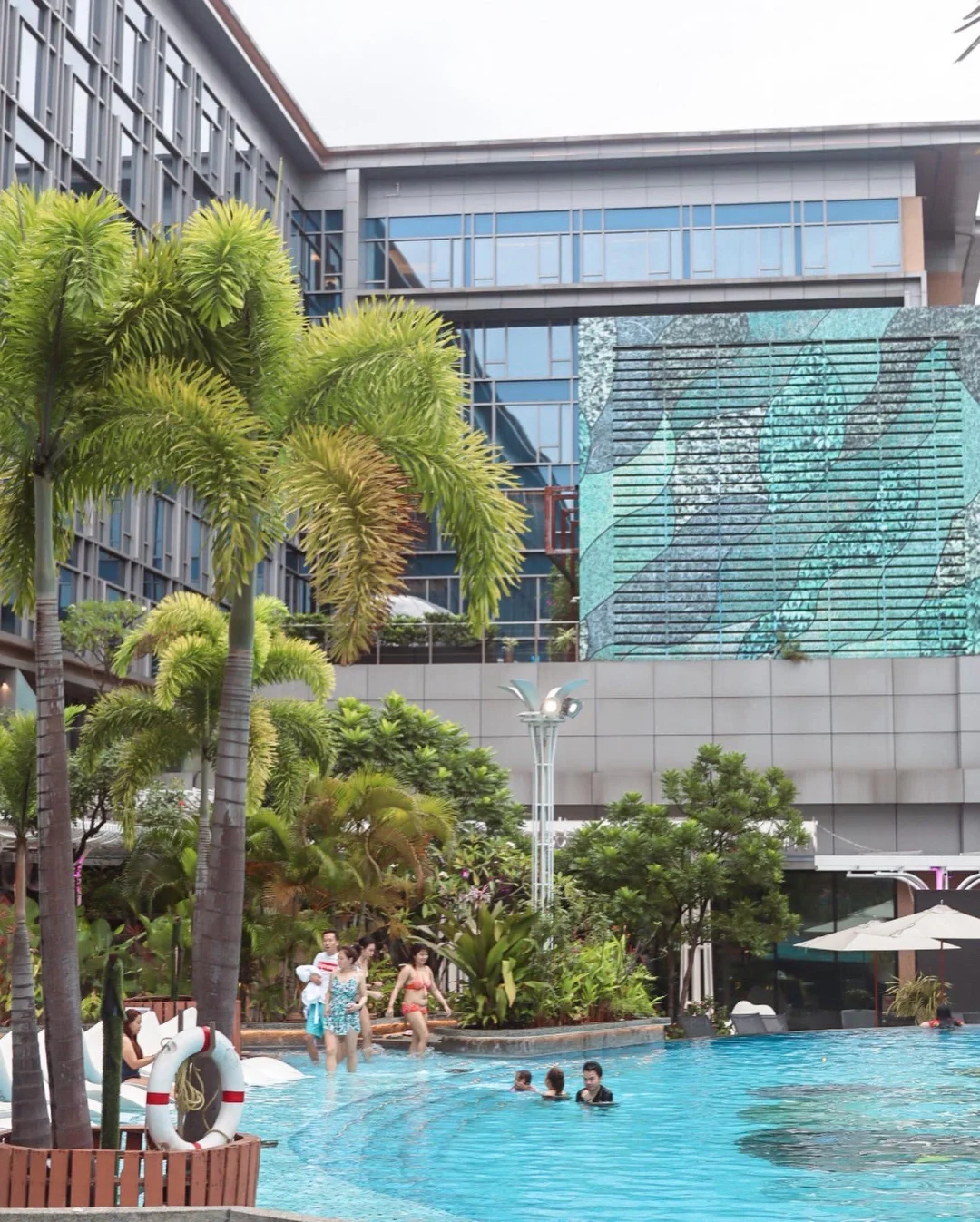 Manila/Luzon-Hilton Hotel Manila｜The hotel swimming pool is great. The afternoon is our sisters’ leisure time