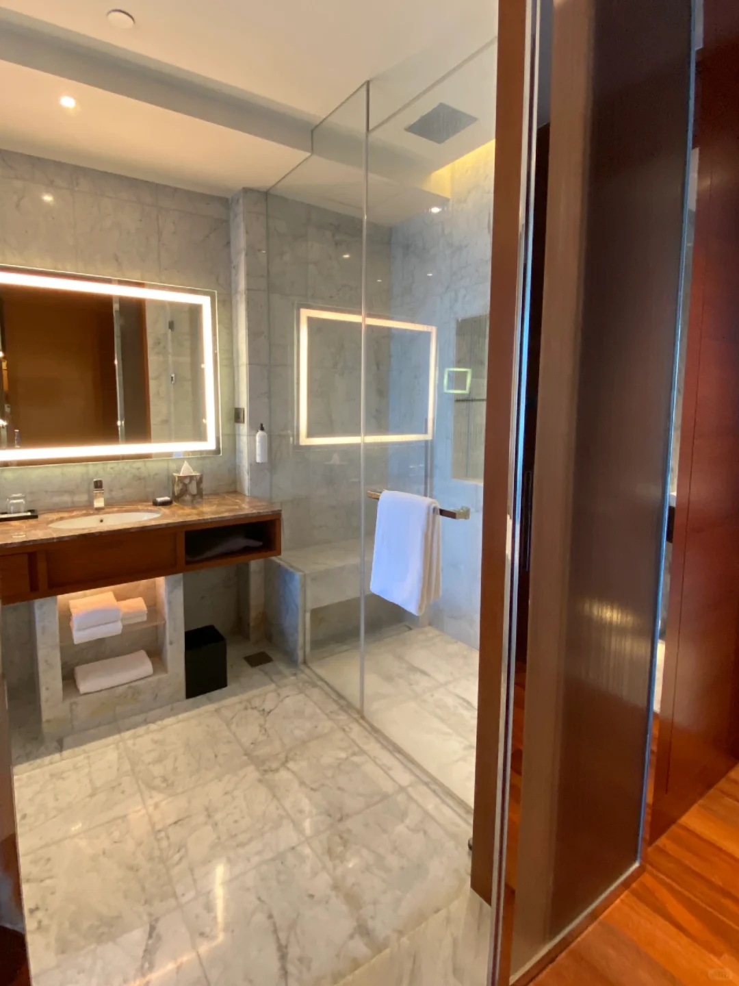 Manila/Luzon-Grand Hyatt Hotel at BGC, The room is relatively large and very comfortable