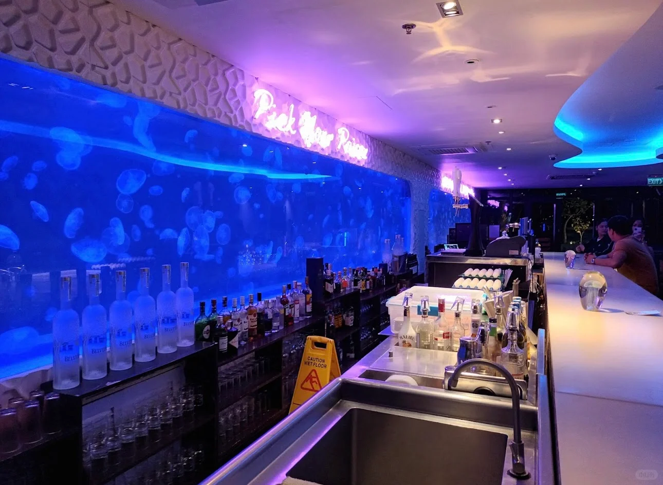 Manila/Luzon-?? makati Jellyfish Bar & I‘m hotel, beautiful night view and bustling area