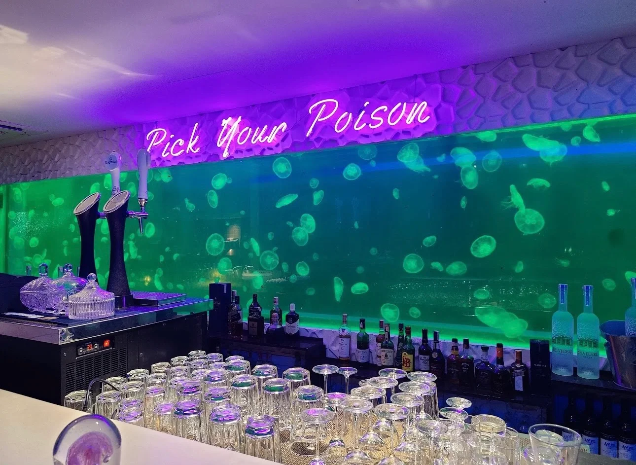 Manila/Luzon-?? makati Jellyfish Bar & I‘m hotel, beautiful night view and bustling area