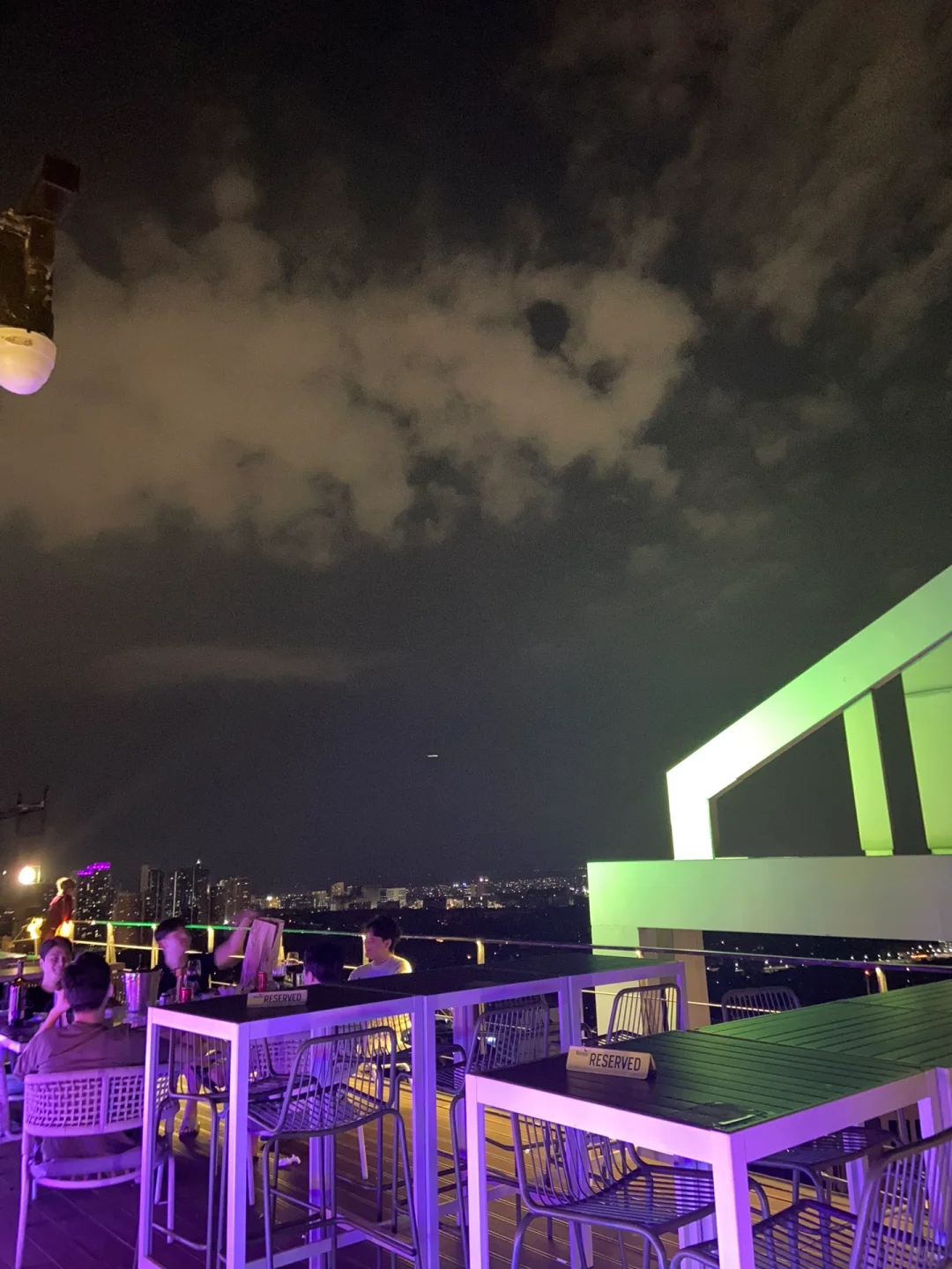 Manila/Luzon-?? makati Jellyfish Bar & I‘m hotel, beautiful night view and bustling area