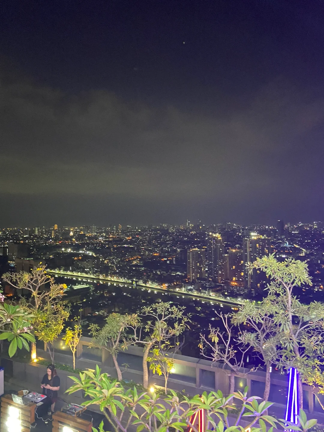Manila/Luzon-?? makati Jellyfish Bar & I‘m hotel, beautiful night view and bustling area