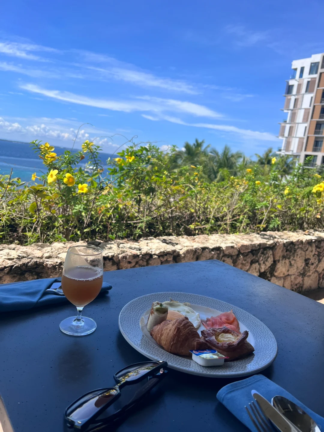 Cebu-Don’t come to Sheraton Cebu. I’m afraid if you stay here for another half month, 90% of the guests are Koreans.