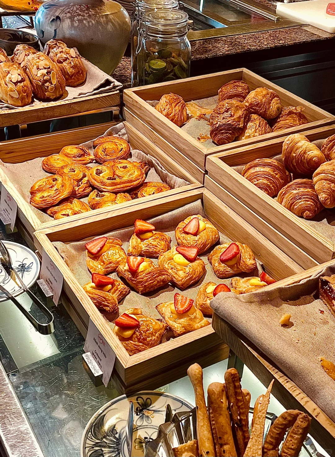 Ho Chi Minh-Hotel Des Arts Saigon MGallery, a delicious Vietnamese snack hotel restaurant
