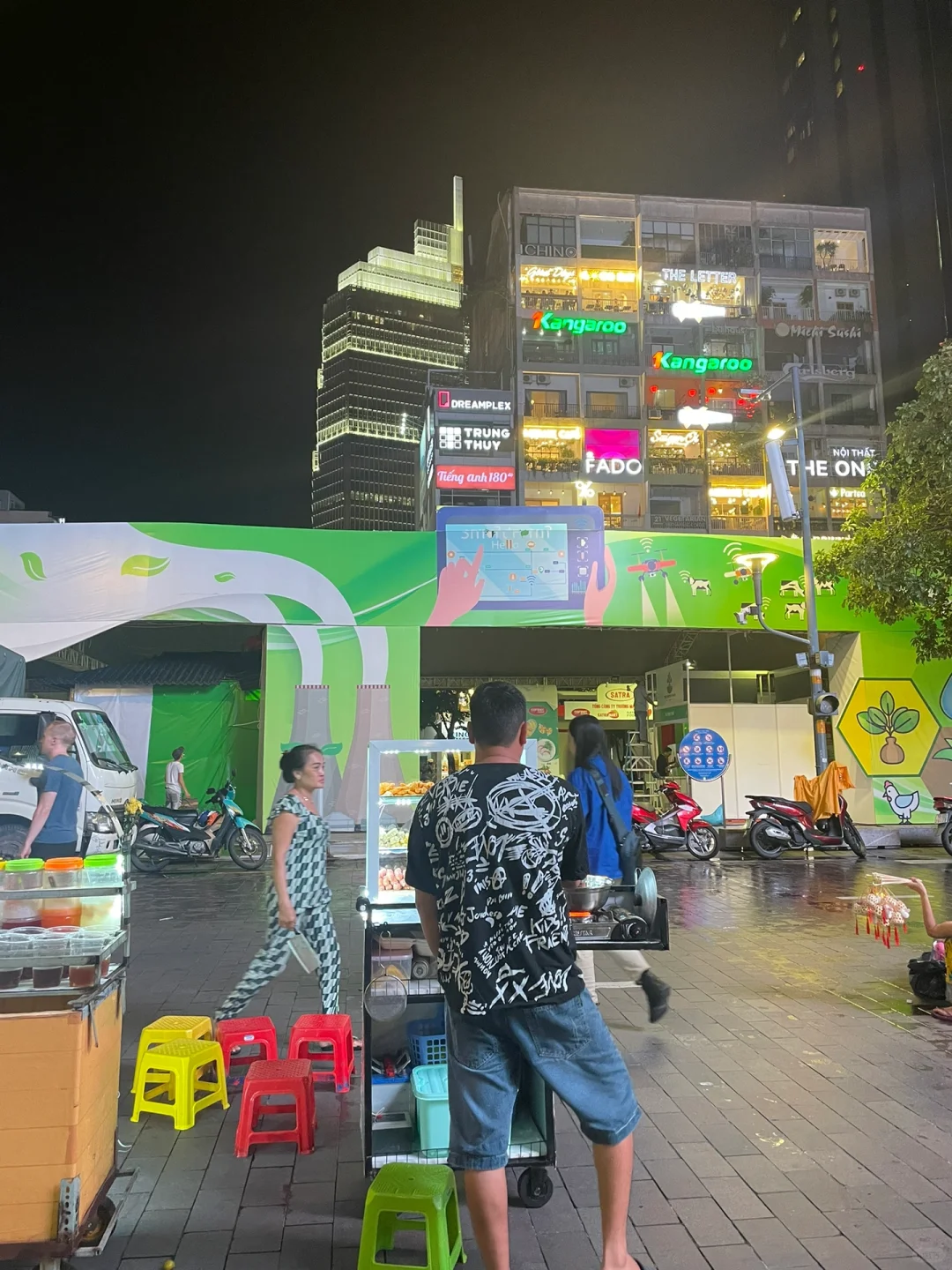 Ho Chi Minh-The Gangs Central restaurant, not a nightclub but better than a nightclub, come here for disco