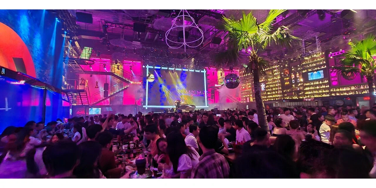 Ho Chi Minh-POC POC beer garden, the most dazzling disco nightclub, Passionate pole dance performance