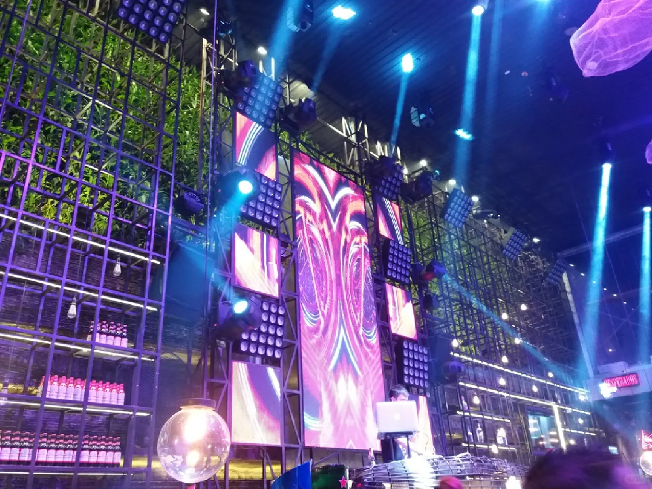Ho Chi Minh-POC POC beer garden, the most dazzling disco nightclub, Passionate pole dance performance