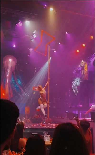 Ho Chi Minh-??The ceiling of Ho Chi Minh City ｜ Poc Poc nightclub pole dancing with lights