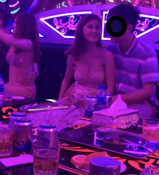Ho Chi Minh-A Vietnamese girl in Ho Chi Minh and I tasted the forbidden fruit and had sex in front of the floor-to-ceiling windows