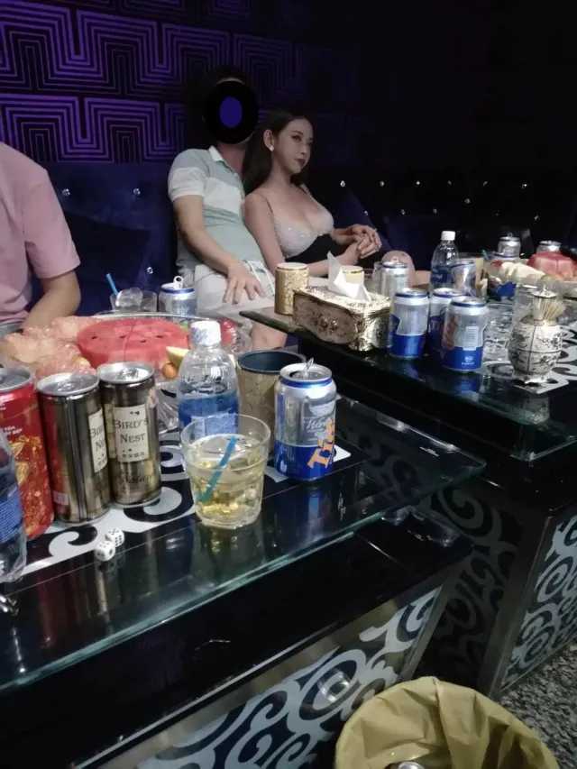 Ho Chi Minh-A Vietnamese girl in Ho Chi Minh and I tasted the forbidden fruit and had sex in front of the floor-to-ceiling windows