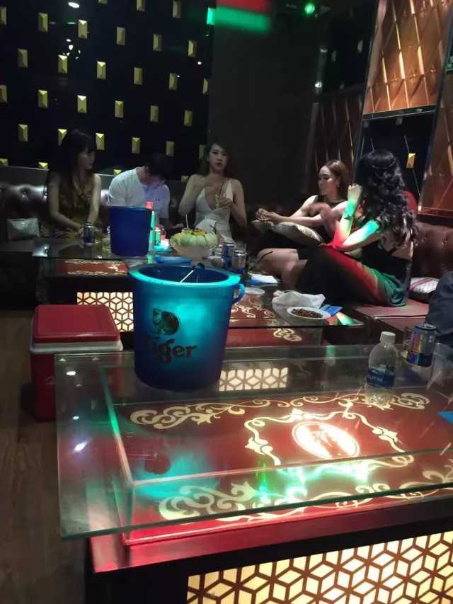 Ho Chi Minh-Lust party at Ho Chi Minh KTV, every girl is sexy and beautiful