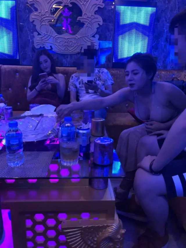 Ho Chi Minh-Lust party at Ho Chi Minh KTV, every girl is sexy and beautiful