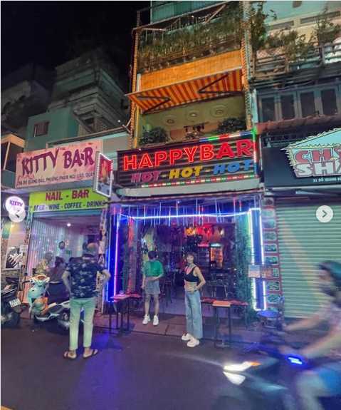 Ho Chi Minh-Phạm Ngũ Lão, the busiest nightlife area in Ho Chi Minh City, has snack bars and specialty restaurants.
