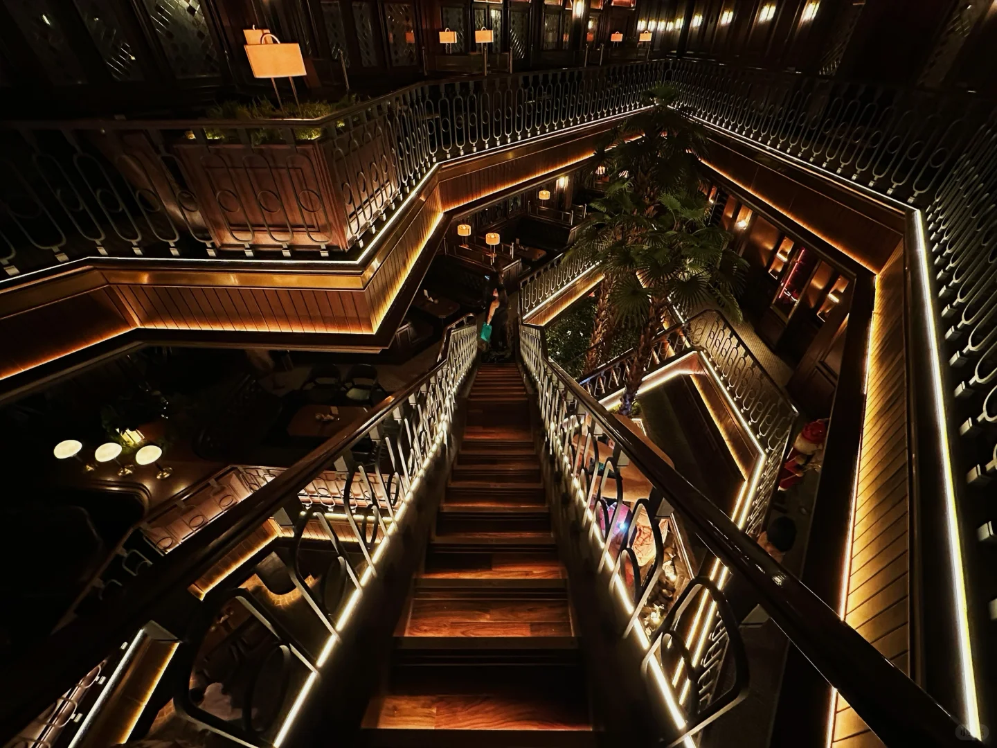 Jakarta-Phoenix, a music restaurant and bar in Jakarta, has live music performances from 7 to 10 p.m.