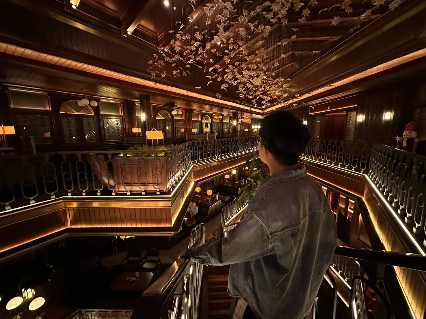 Jakarta-Phoenix, a music restaurant and bar in Jakarta, has live music performances from 7 to 10 p.m.
