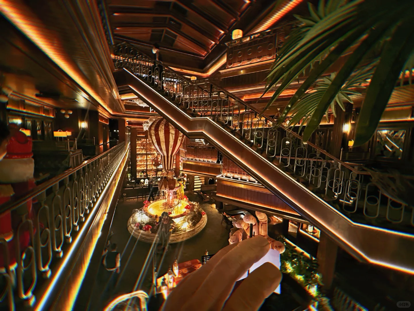 Jakarta-Phoenix, a music restaurant and bar in Jakarta, has live music performances from 7 to 10 p.m.