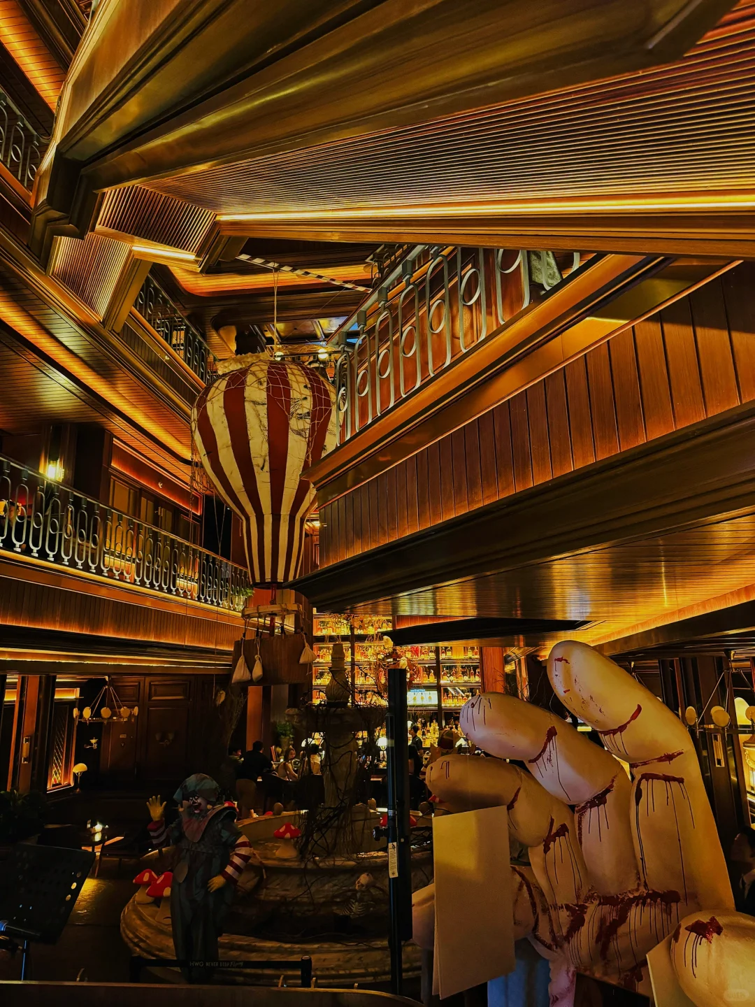 Jakarta-Phoenix, a music restaurant and bar in Jakarta, has live music performances from 7 to 10 p.m.