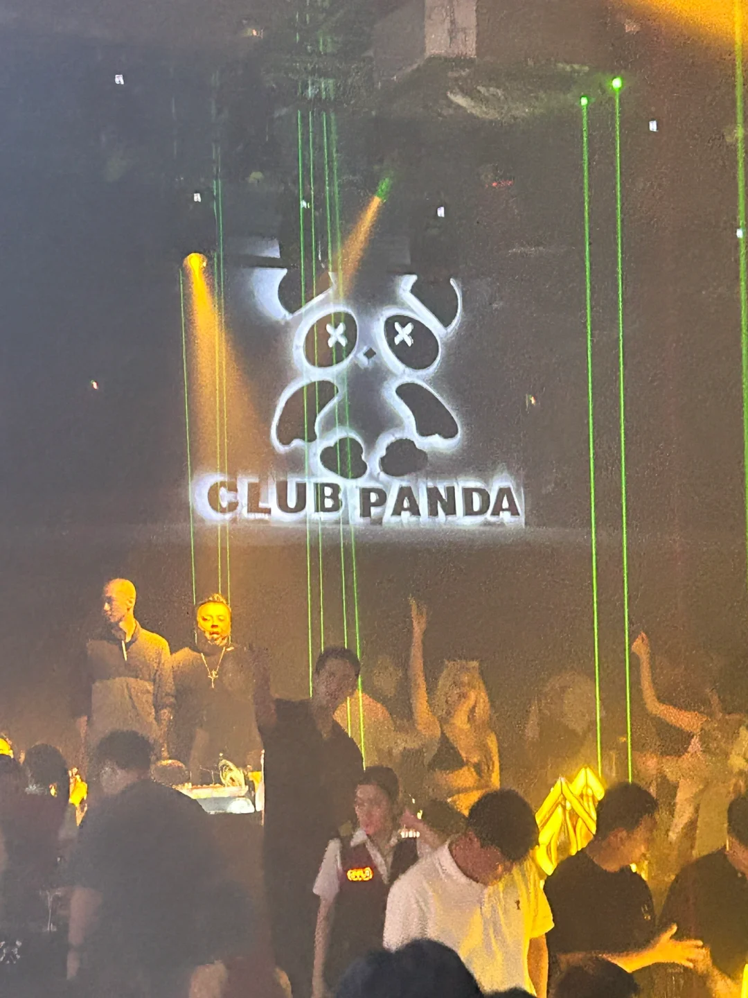Pattaya-CLUB PANDA, the most exciting bar in Pattaya Walking Street, is shared by many locals.