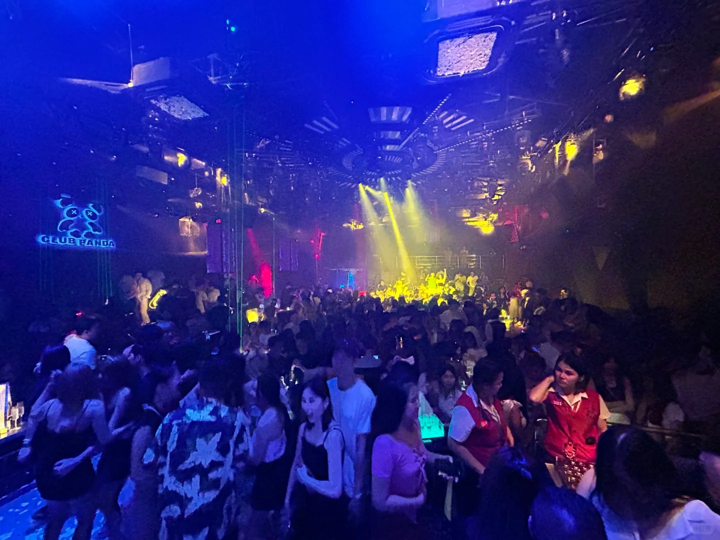 Pattaya-CLUB PANDA, the most exciting bar in Pattaya Walking Street, is shared by many locals.