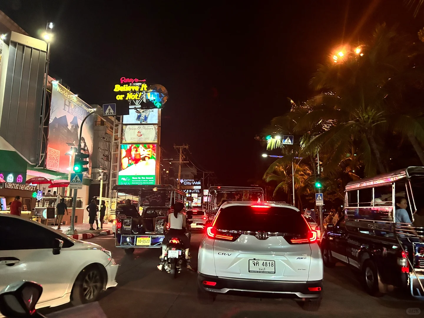 Pattaya-CLUB PANDA, the most exciting bar in Pattaya Walking Street, is shared by many locals.