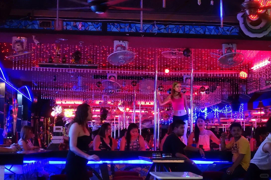 Pattaya-Enjoy Pattaya Red Light District Walking Street Go Go Bar Skyfall Bar Introduction