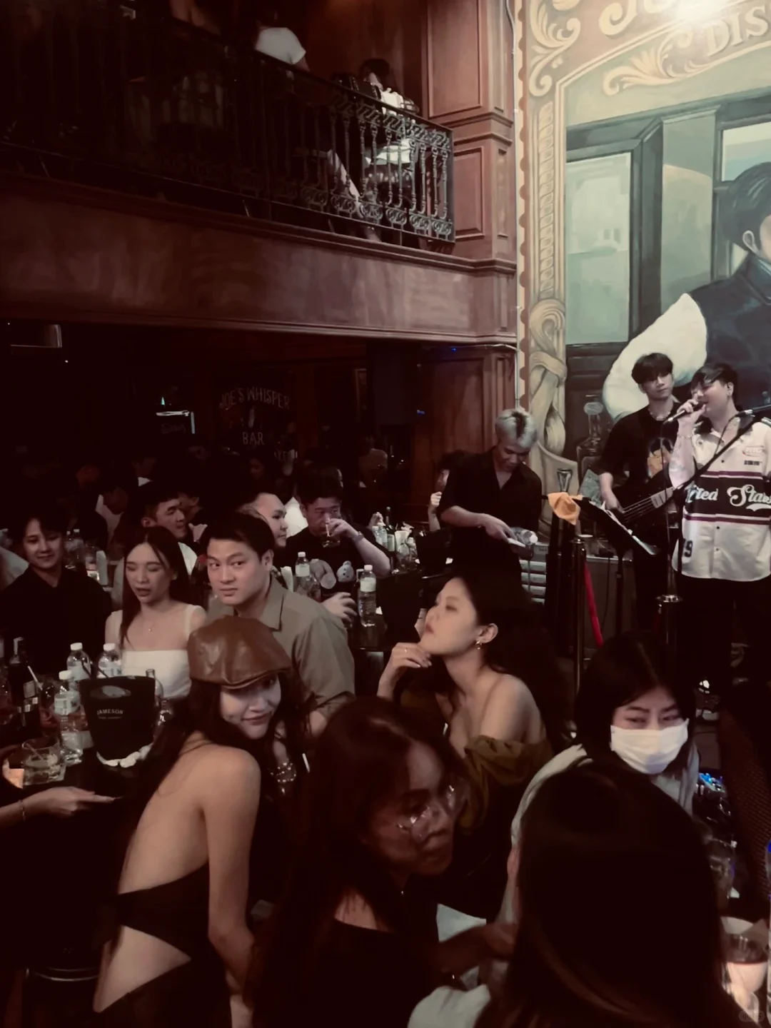 Bangkok-Joe's Whisper Bar Bangkok local band performs live, you can sing and dance