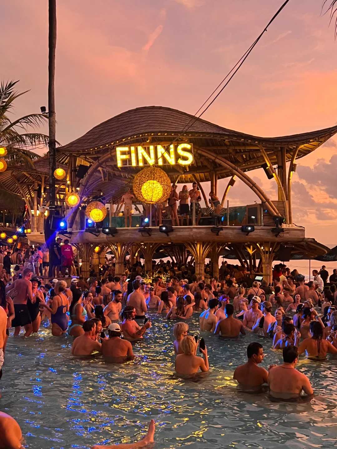 Bali-Bikini swimsuit party restaurant bar Finns Club, everyone is very enthusiastic
