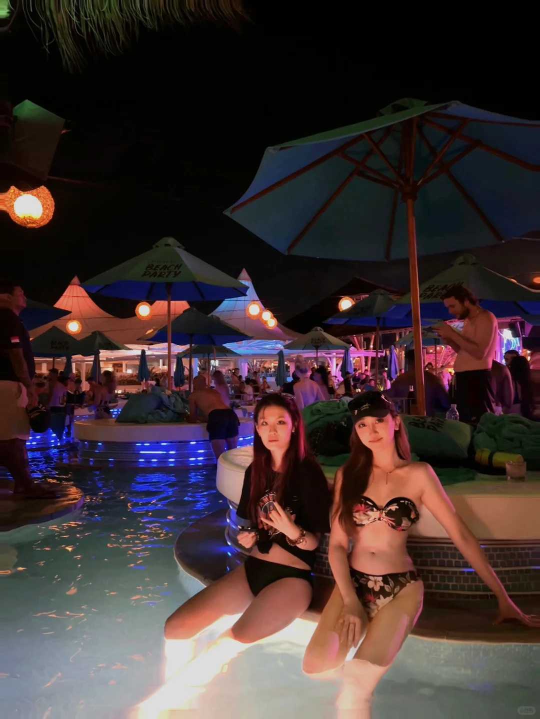 Bali-Bikini swimsuit party restaurant bar Finns Club, everyone is very enthusiastic