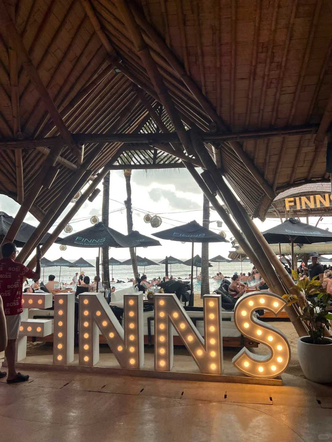 Bali-Bikini swimsuit party restaurant bar Finns Club, everyone is very enthusiastic