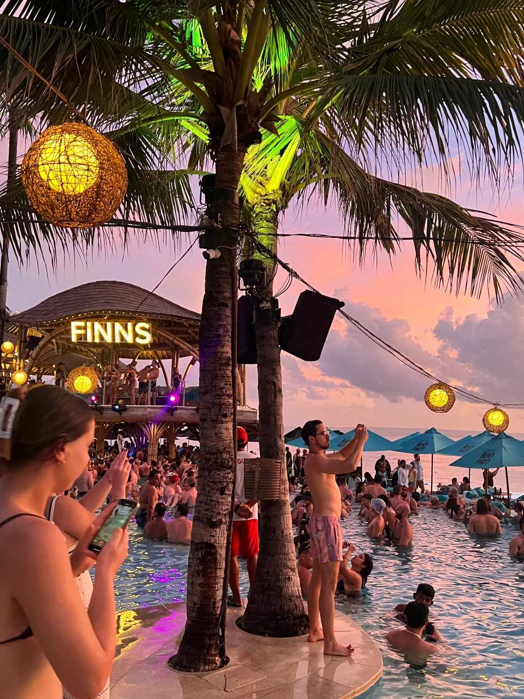 Bali-Bikini swimsuit party restaurant bar Finns Club, everyone is very enthusiastic