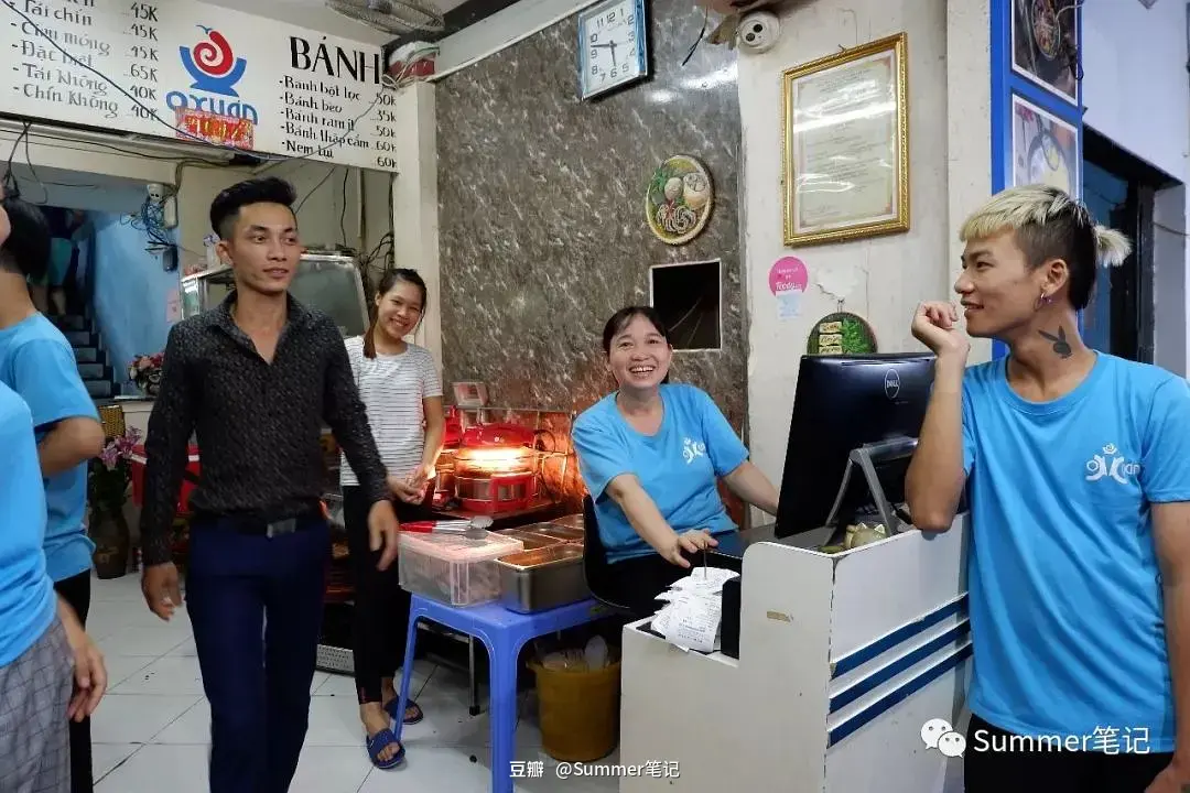 Hanoi-Eating summer rolls and drinking lemongrass and ginger tea in Hanoi, Vietnam