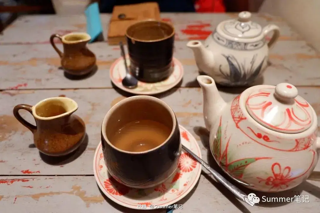 Hanoi-Eating summer rolls and drinking lemongrass and ginger tea in Hanoi, Vietnam