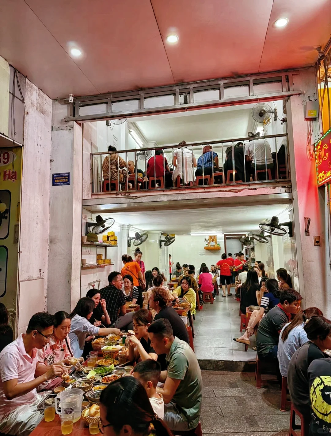Hanoi-Ốc Tô Sài Gòn, a cheap seafood shop at a small roadside restaurant in Hanoi