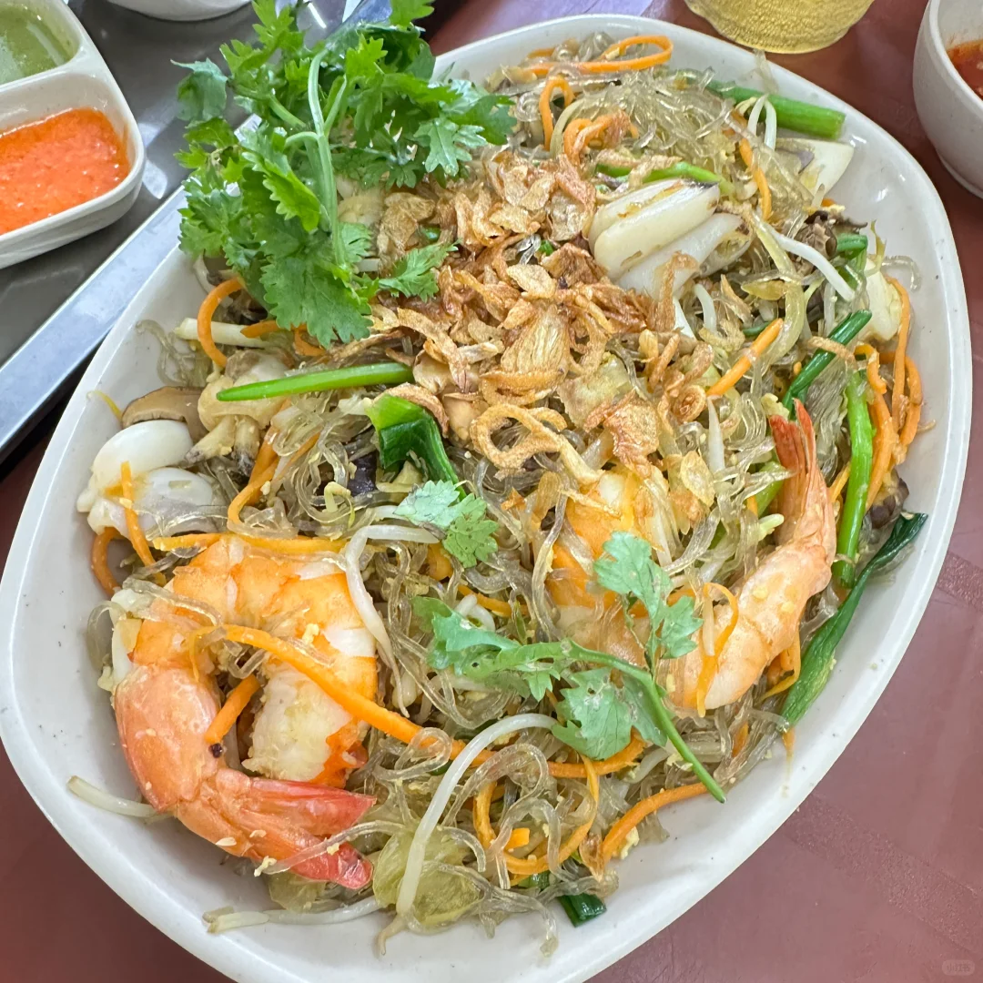 Hanoi-Ốc Tô Sài Gòn, a cheap seafood shop at a small roadside restaurant in Hanoi