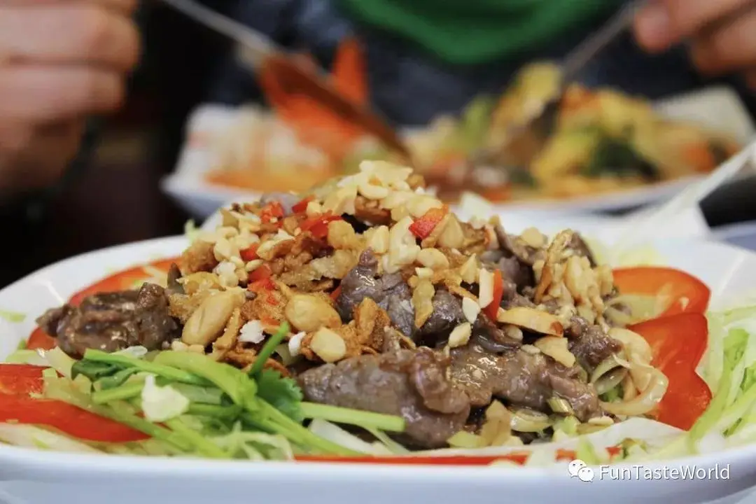 Hanoi-In Hanoi, the capital of Vietnam, 4 old restaurants well known to loca