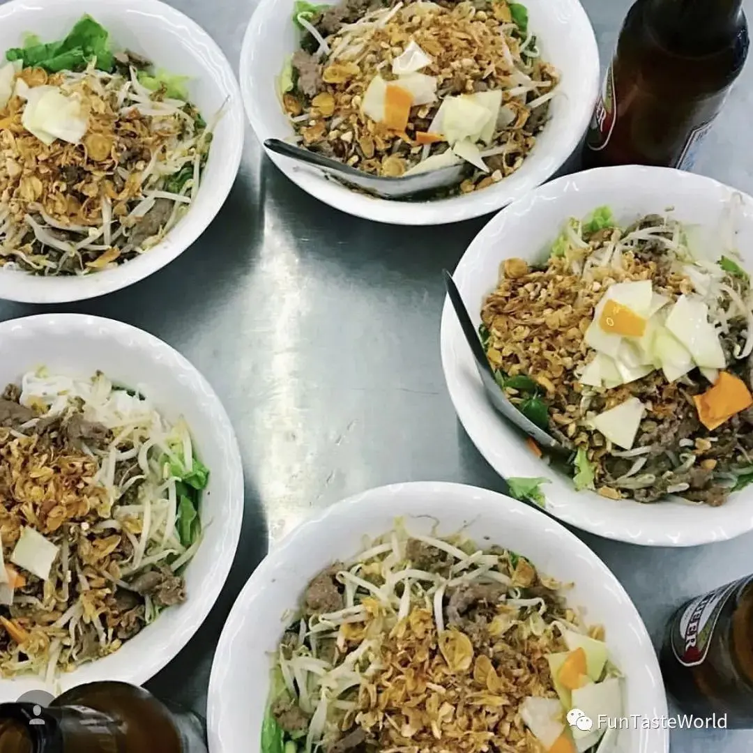 Hanoi-In Hanoi, the capital of Vietnam, 4 old restaurants well known to loca