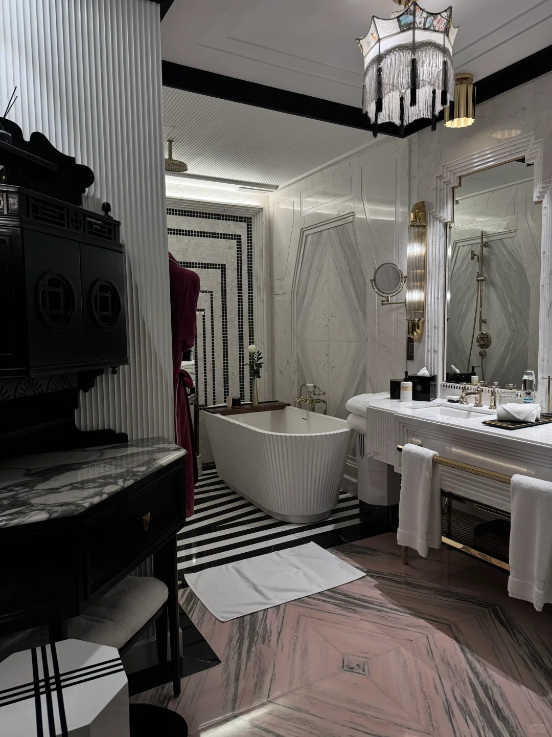 Hanoi-Capella Hanoi Hotel, inspired by the Opera House, designs rooms in different styles according to different celebrities.