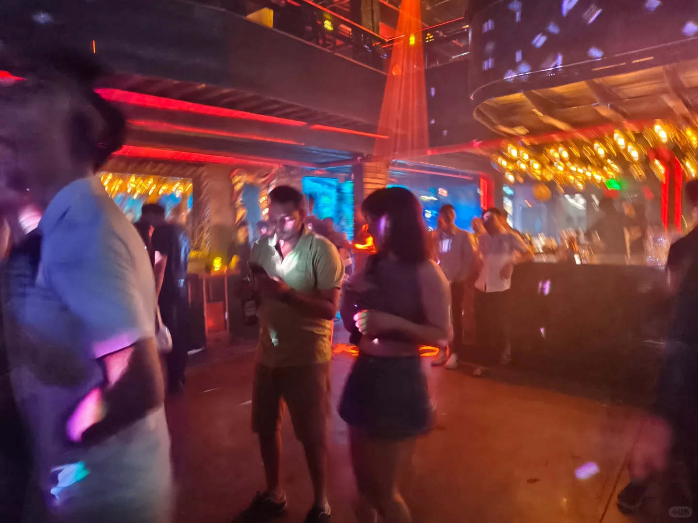 Hanoi-A friend in a bar in Hanoi recorded the whole process of flirting with girls. A bottle of beer was enough