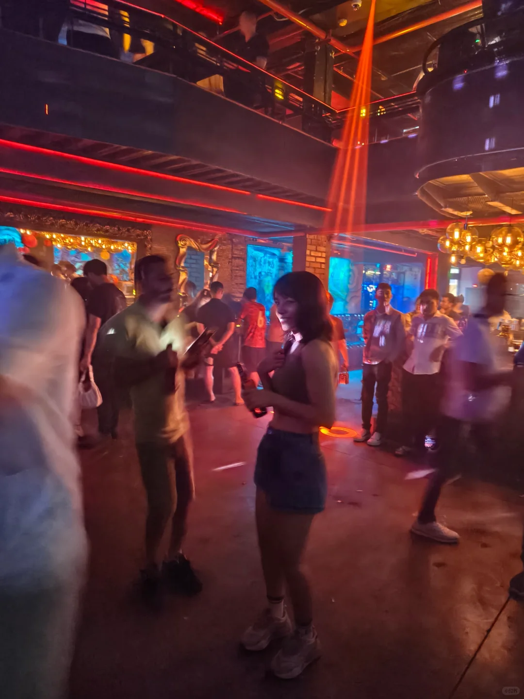 Hanoi-A friend in a bar in Hanoi recorded the whole process of flirting with girls. A bottle of beer was enough
