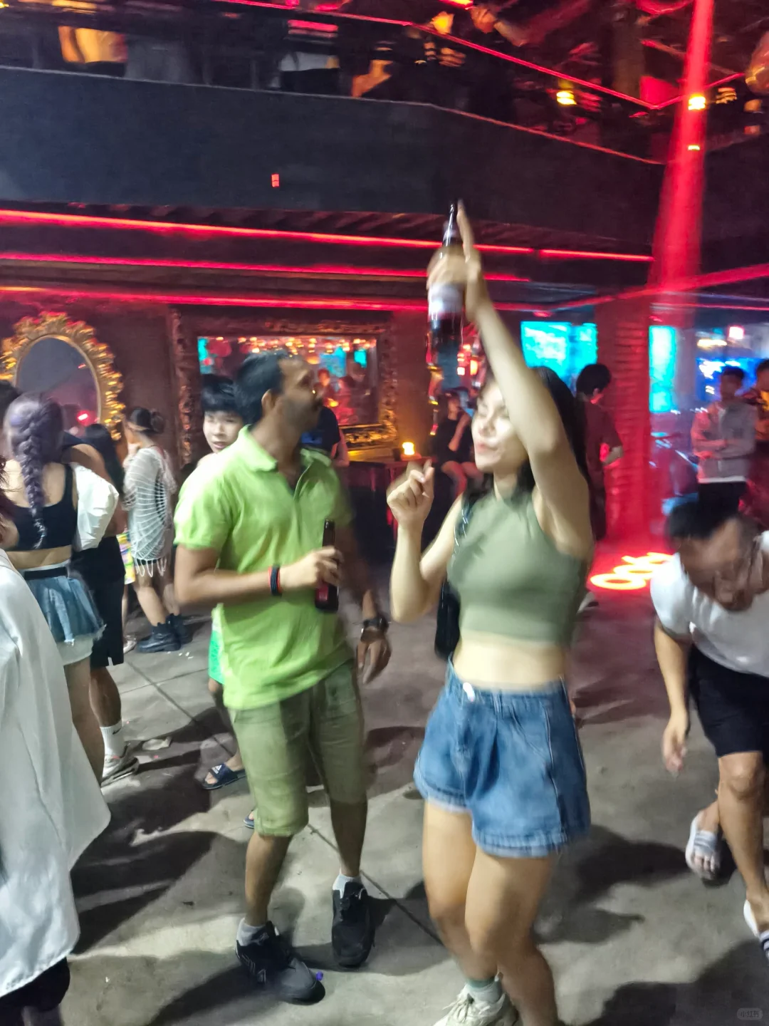 Hanoi-A friend in a bar in Hanoi recorded the whole process of flirting with girls. A bottle of beer was enough